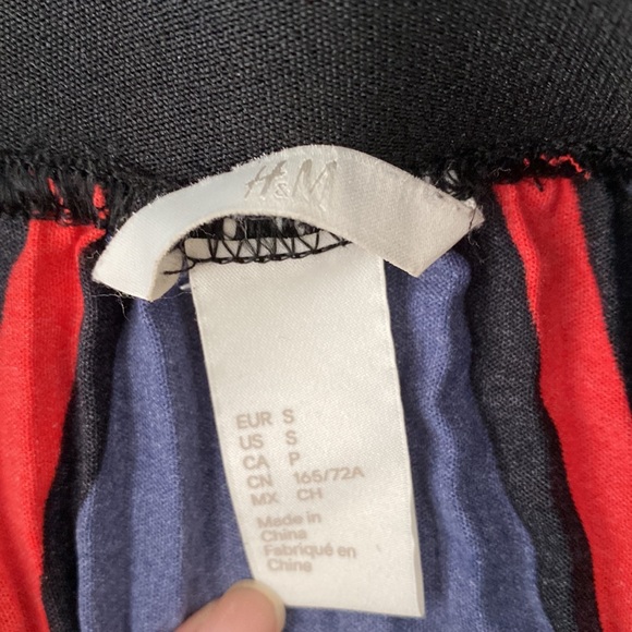 H&M pleated skirt SMALL - Picture 2 of 2